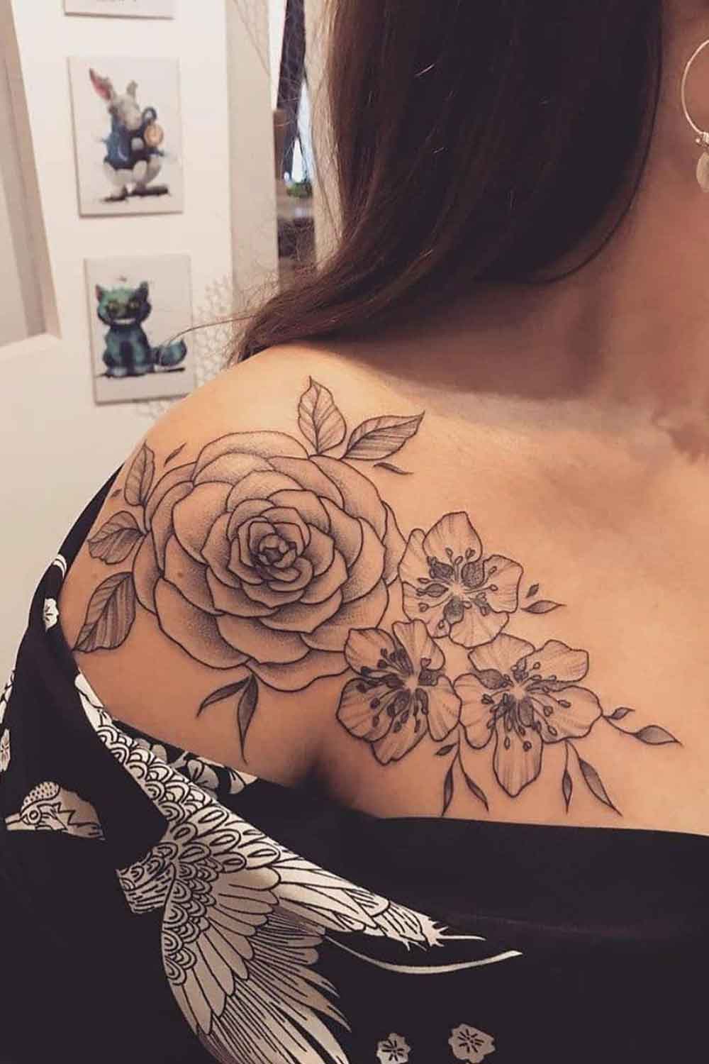 tatuaje en hombro de mujer 146