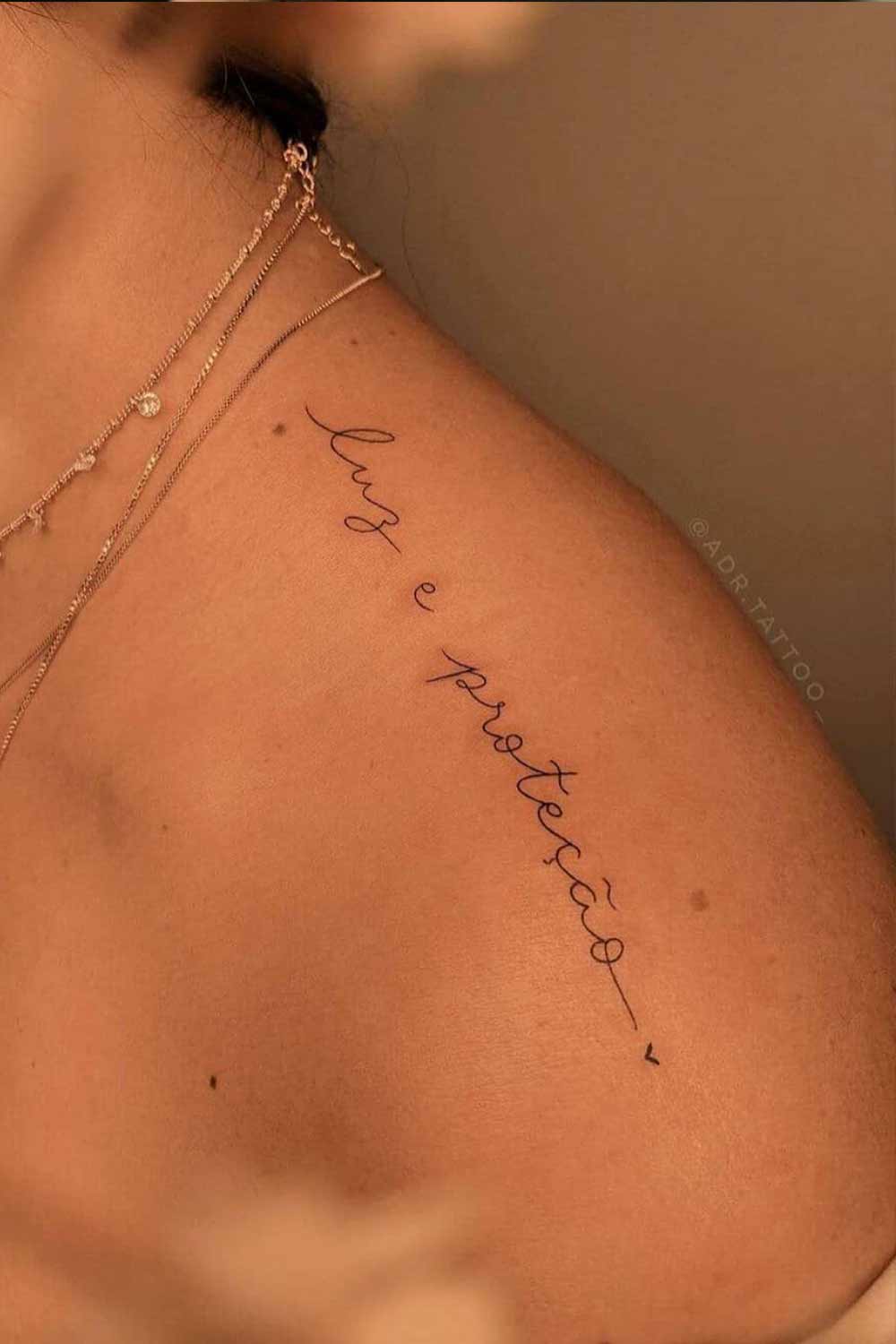 tatuaje en hombro de mujer 15