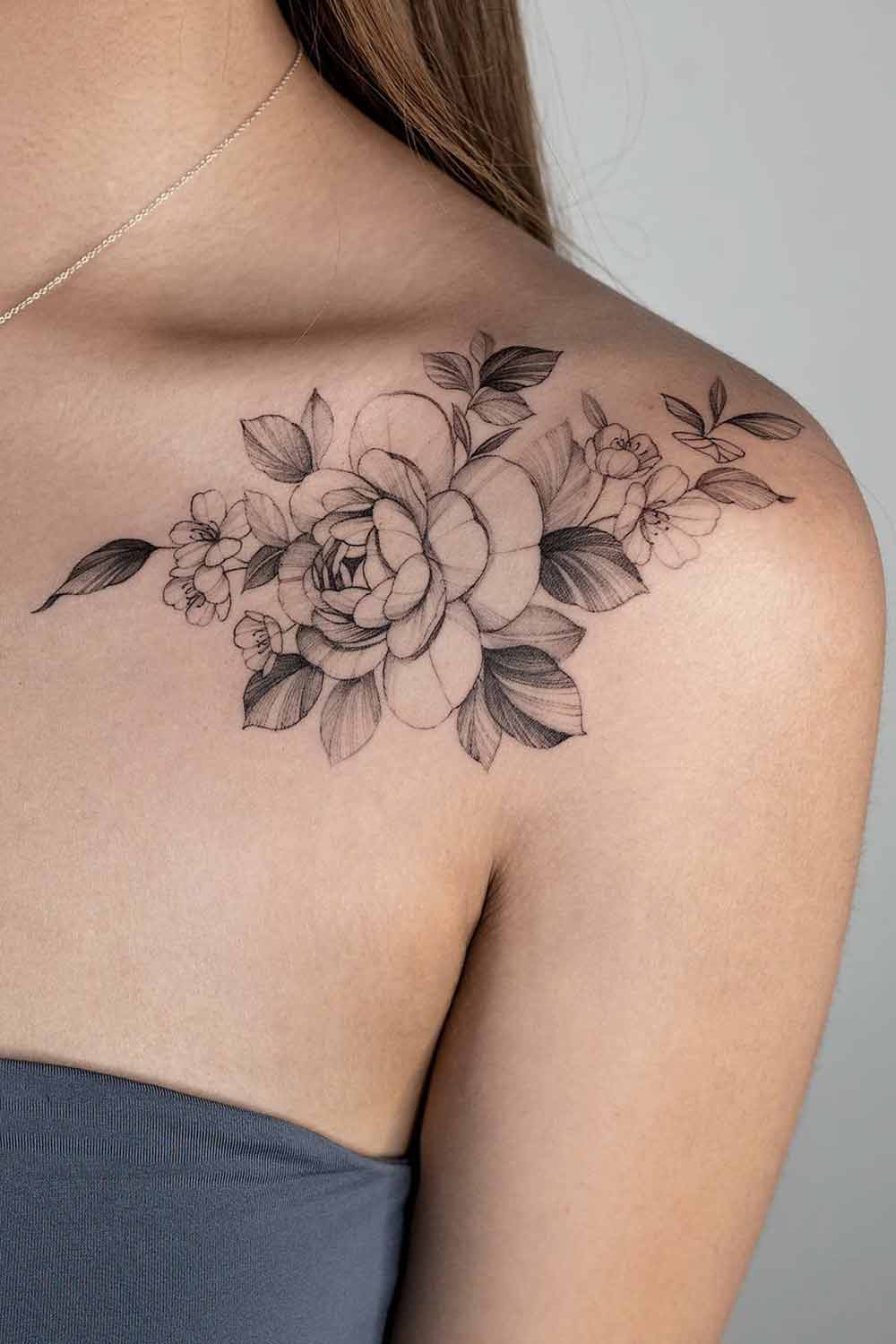 tatuaje en hombro de mujer 150