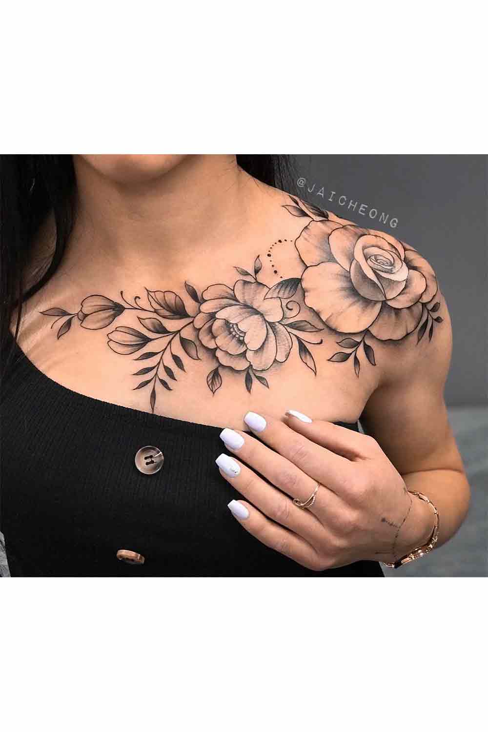tatuaje en hombro de mujer 151