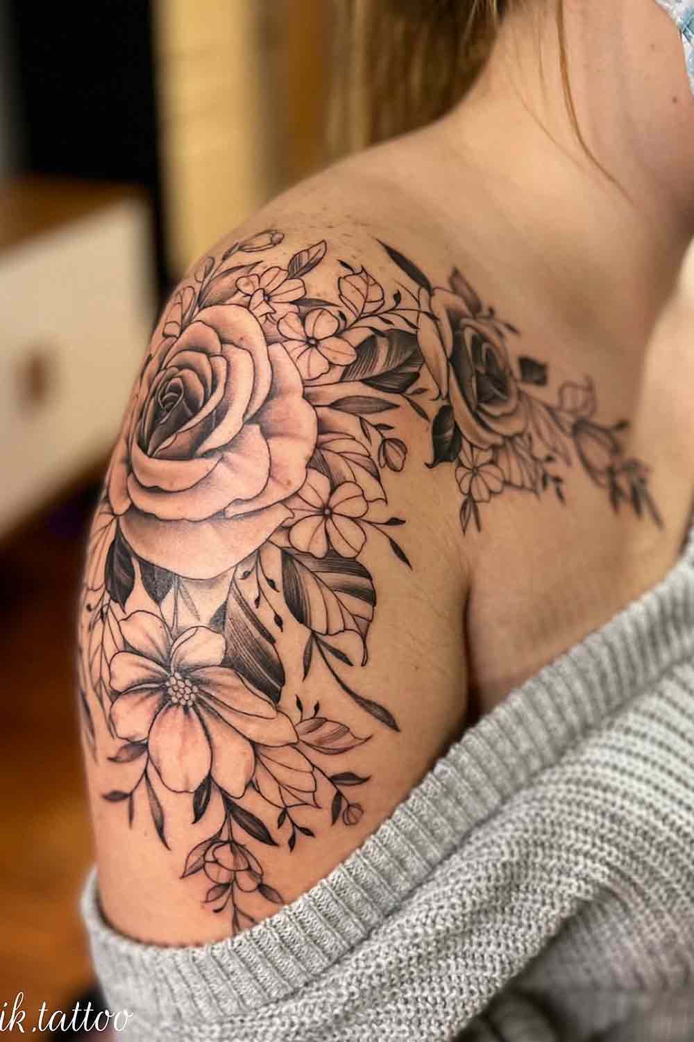 tatuaje en hombro de mujer 153