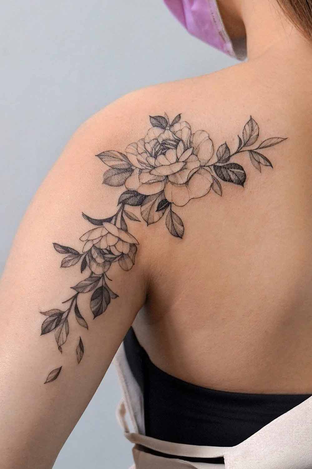 tatuaje en hombro de mujer 154