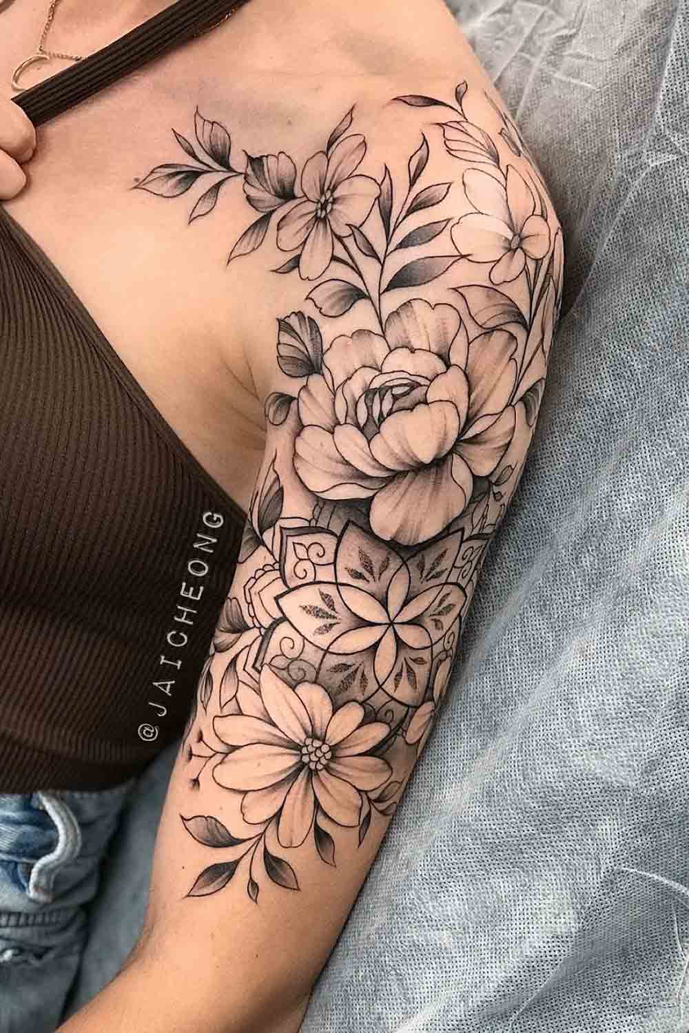 tatuaje en hombro de mujer 155