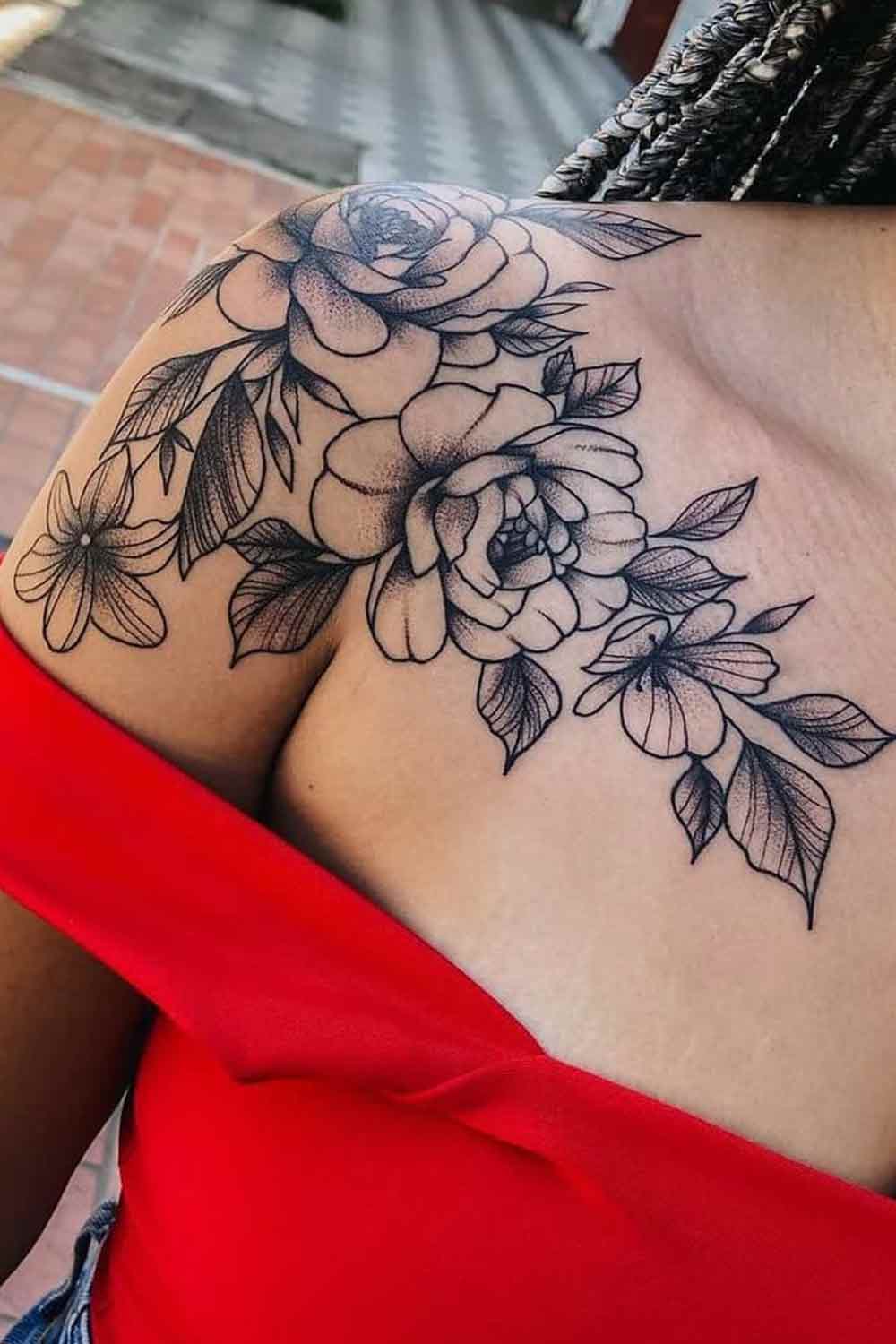 tatuaje en hombro de mujer 156