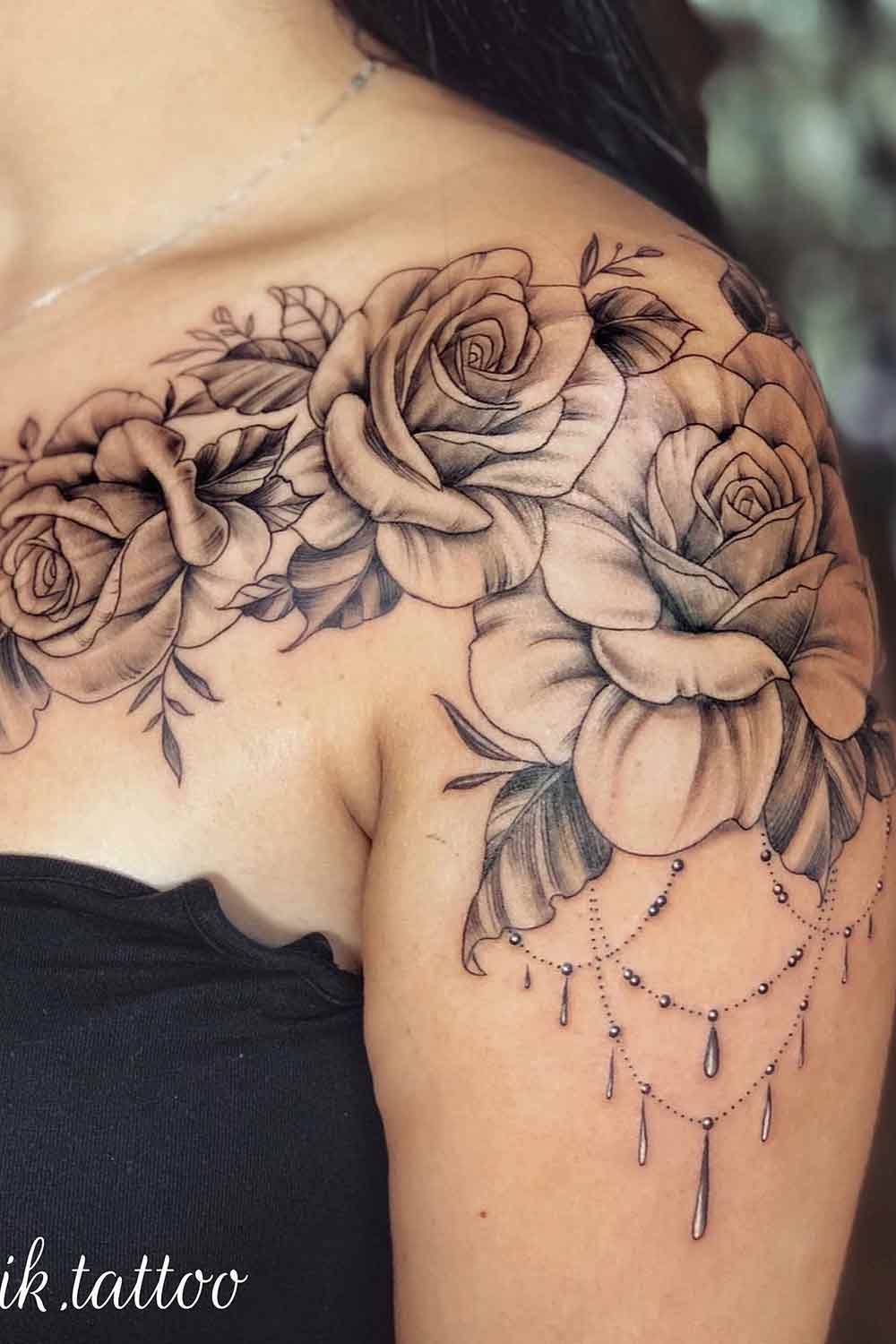 tatuaje en hombro de mujer 157