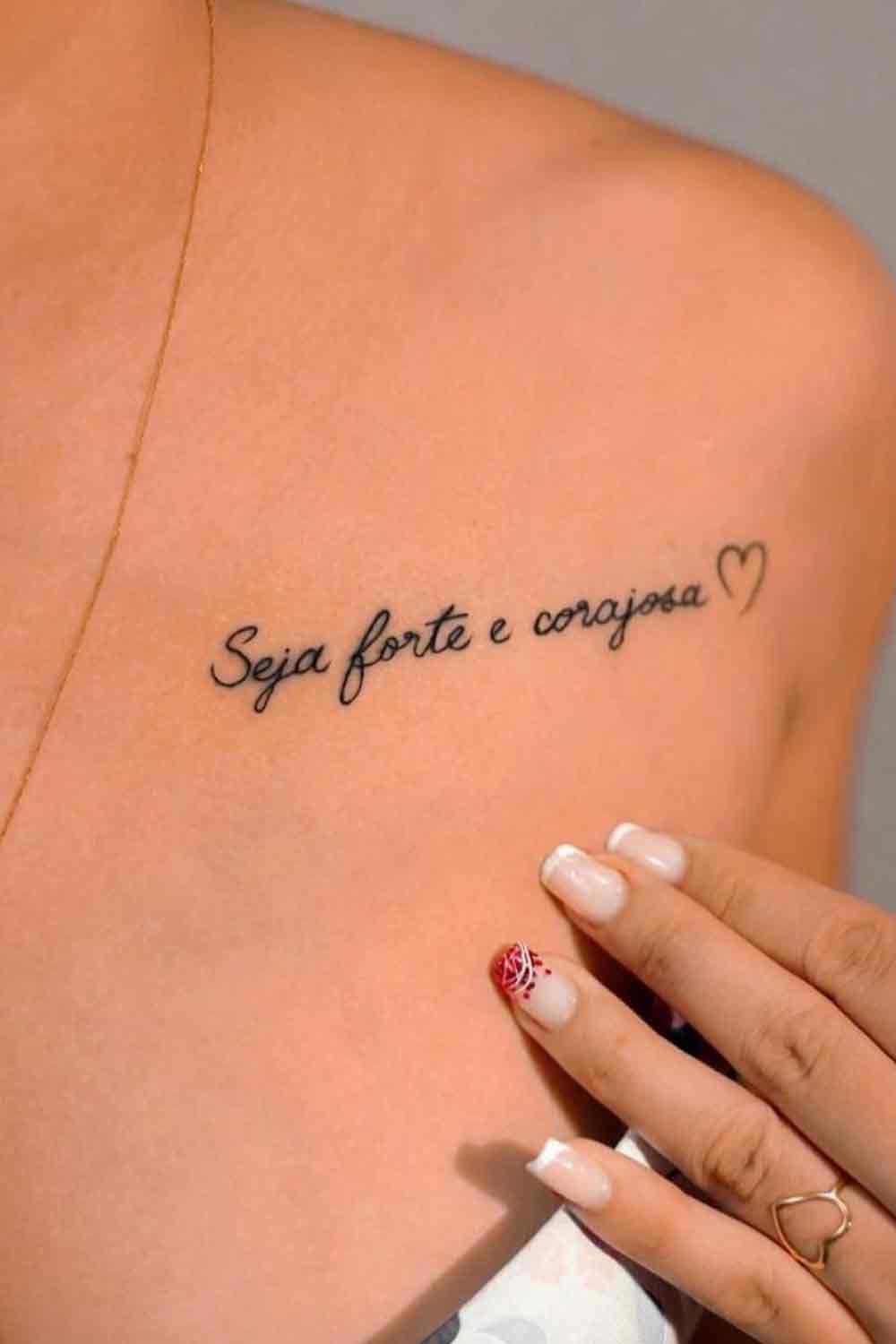 tatuaje en hombro de mujer 162