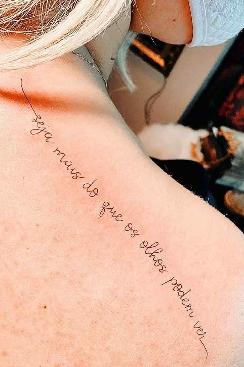tatuaje en hombro de mujer 164