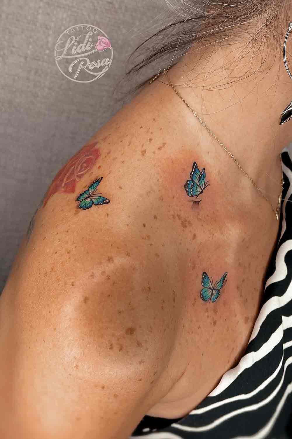 tatuaje en hombro de mujer 17