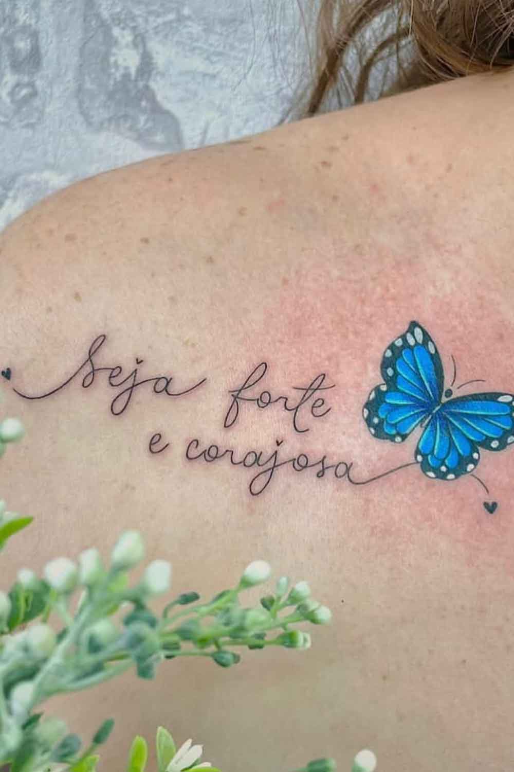 tatuaje en hombro de mujer 20