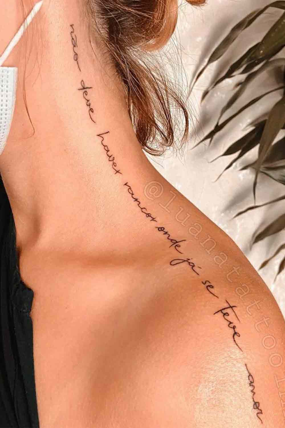 tatuaje en hombro de mujer 25