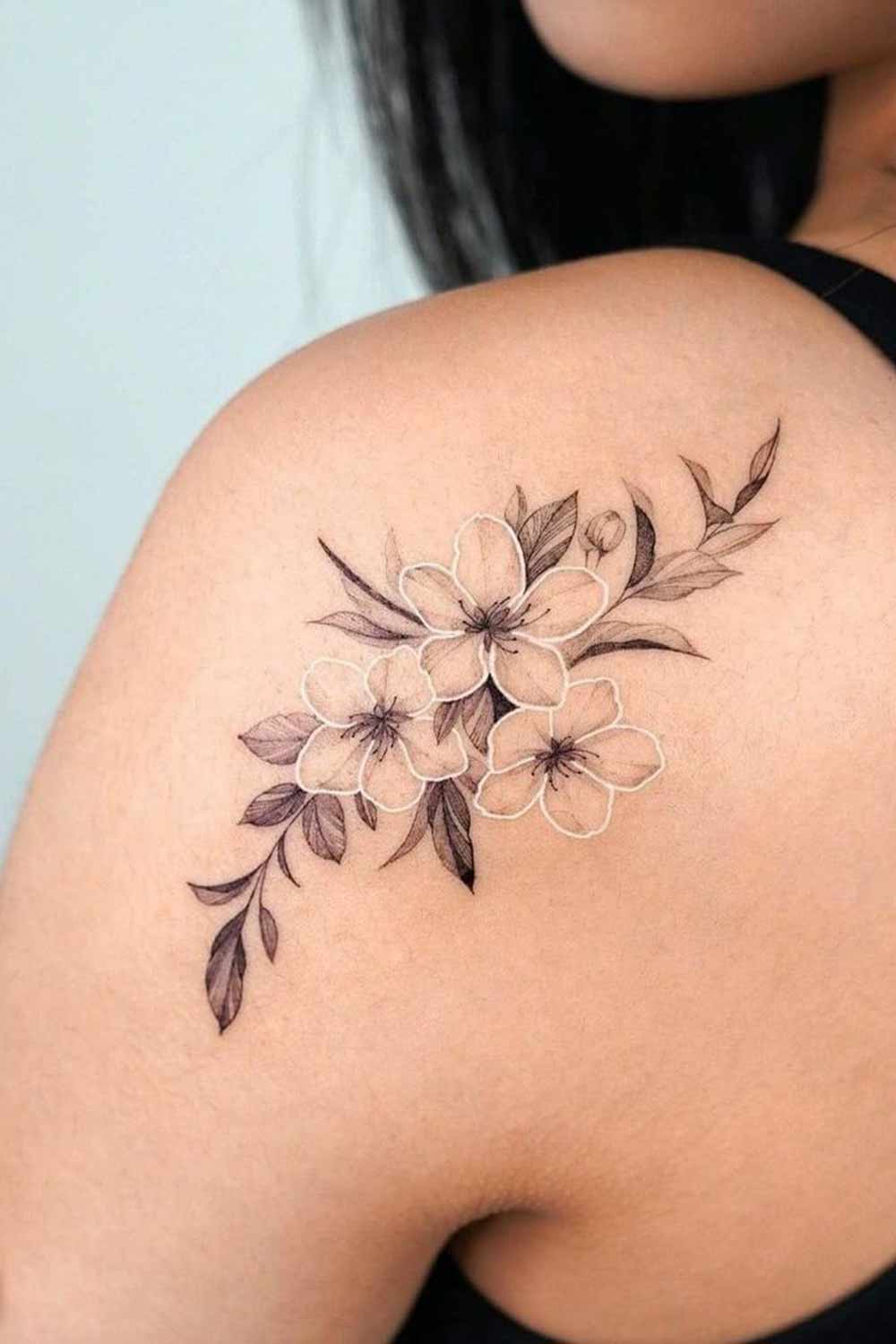 tatuaje en hombro de mujer 37