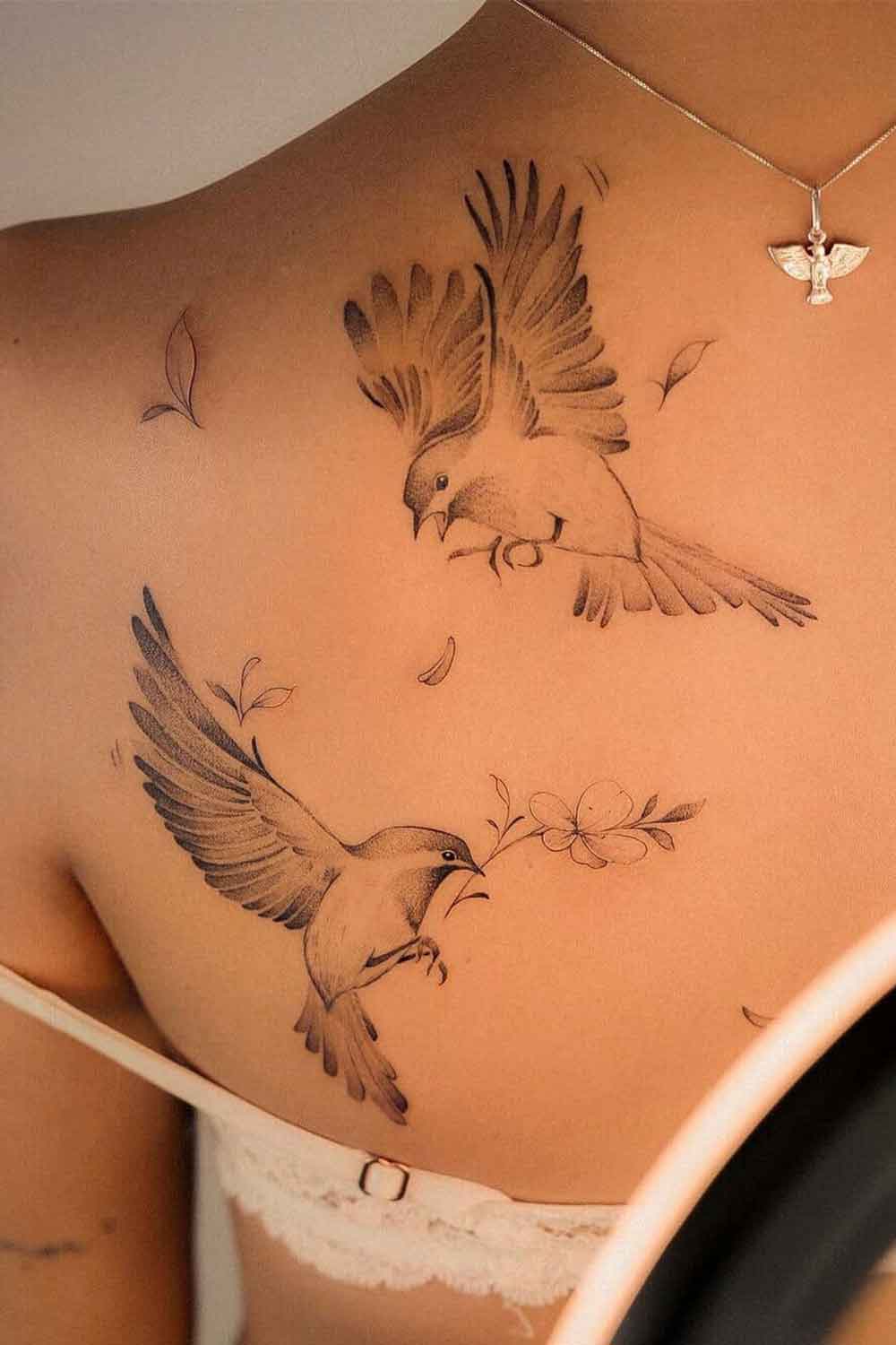 tatuaje en hombro de mujer 38