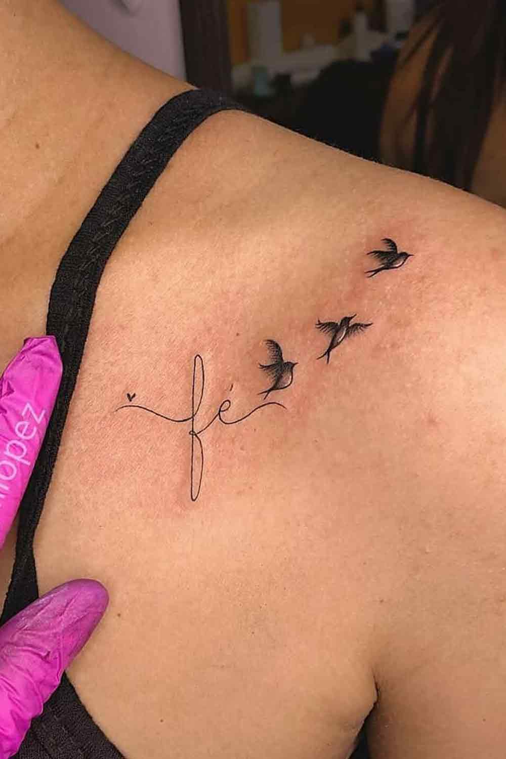 tatuaje en hombro de mujer 46