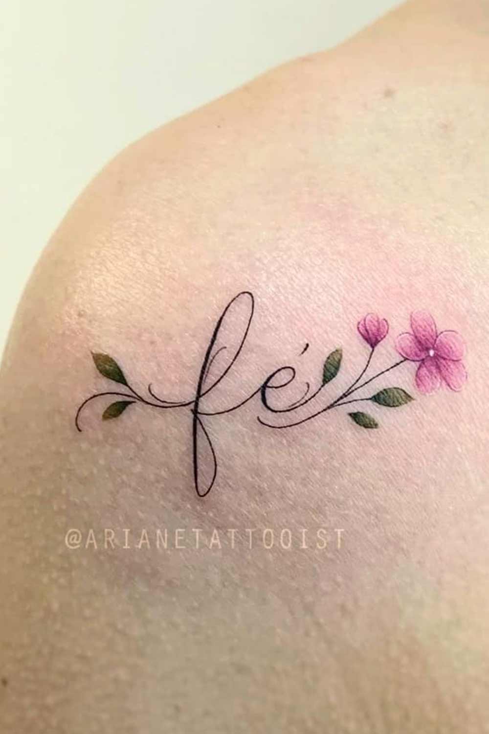 tatuaje en hombro de mujer 48