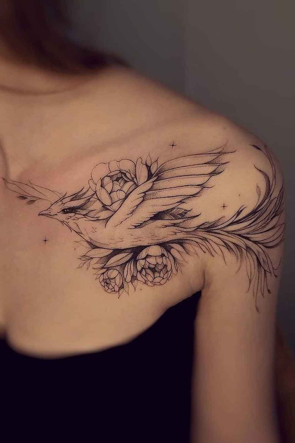 tatuaje en hombro de mujer 56