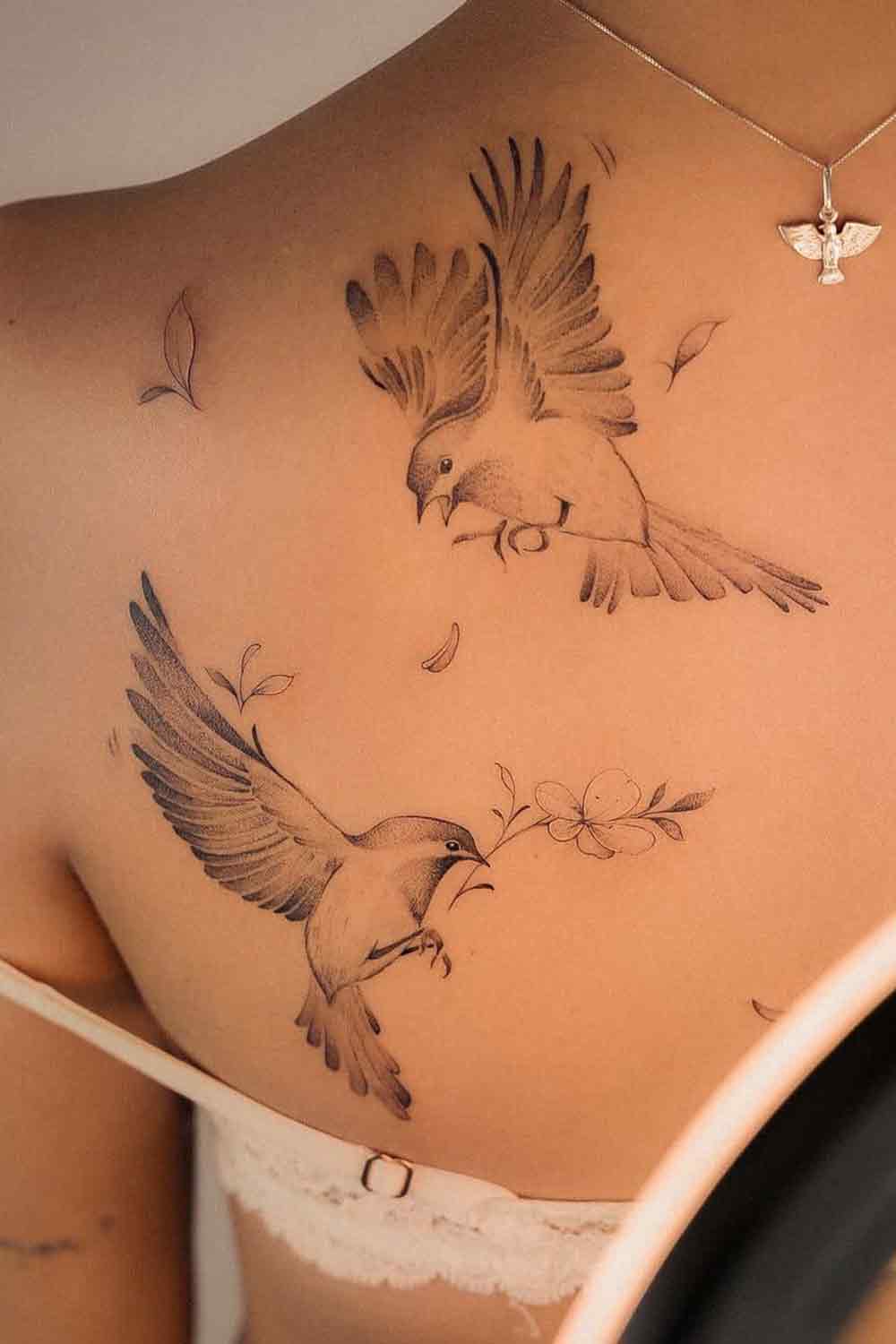 tatuaje en hombro de mujer 65