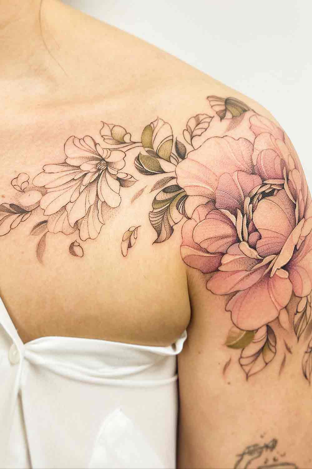 tatuaje en hombro de mujer 69