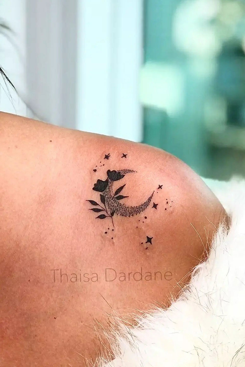 tatuaje en hombro de mujer 71