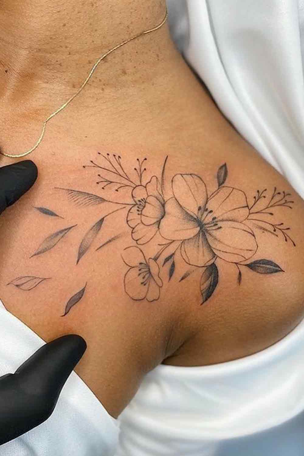 tatuaje en hombro de mujer 73