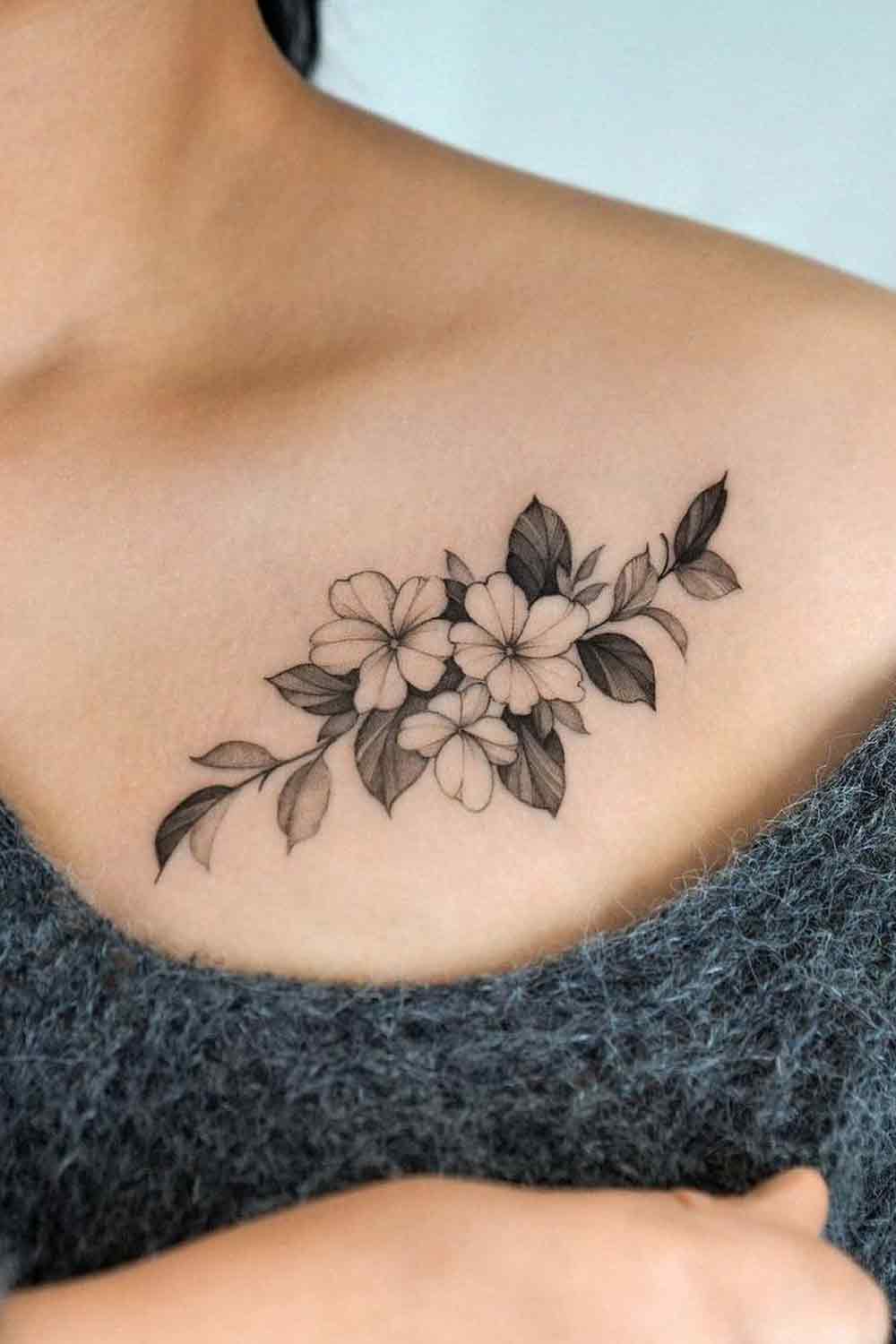 tatuaje en hombro de mujer 75
