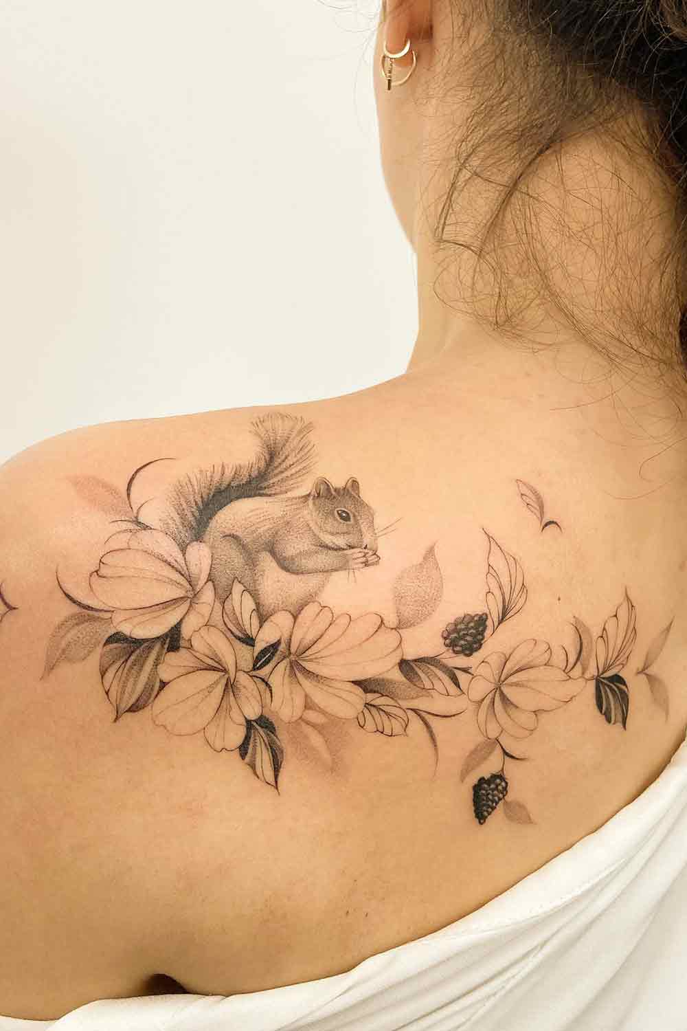 tatuaje en hombro de mujer 77