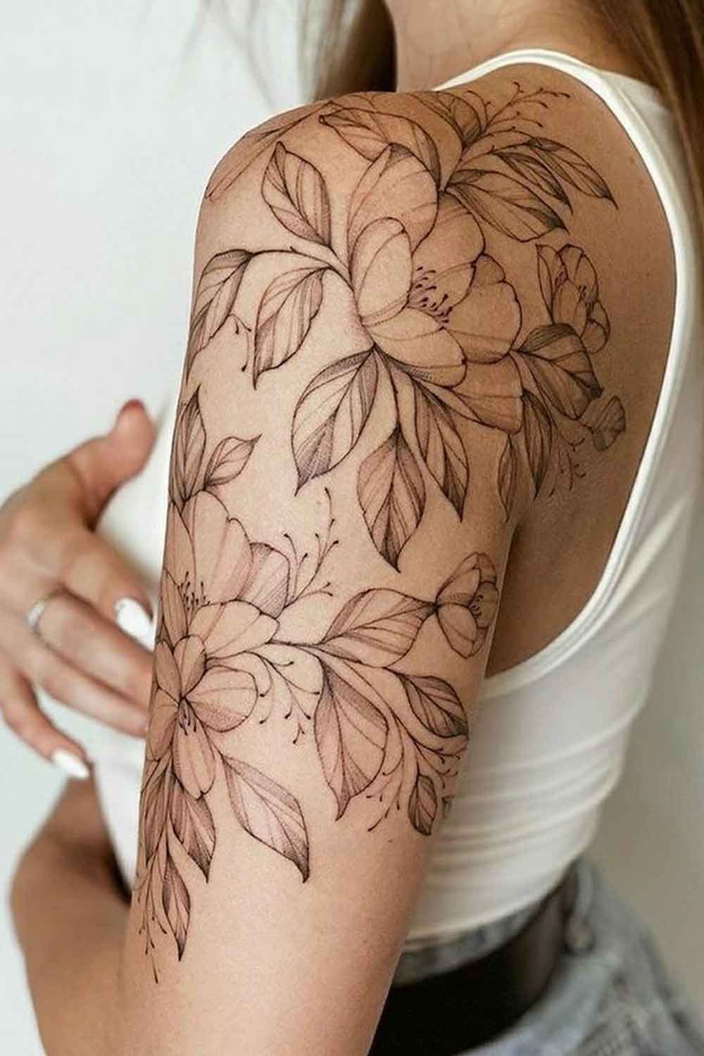 tatuaje en hombro de mujer 81