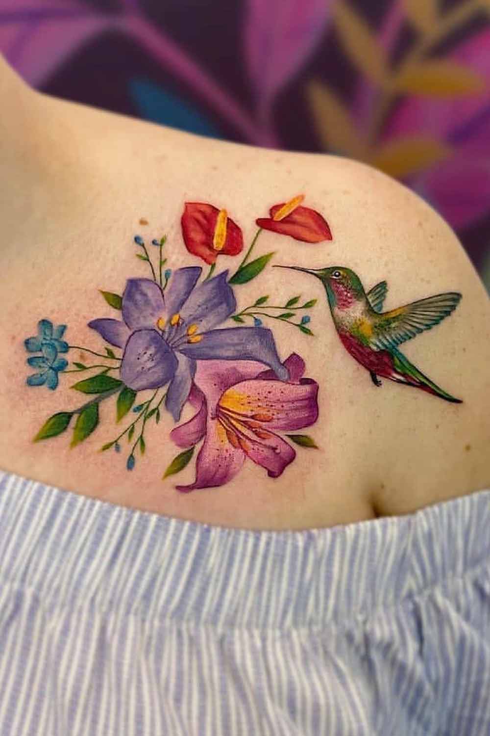 tatuaje en hombro de mujer 84