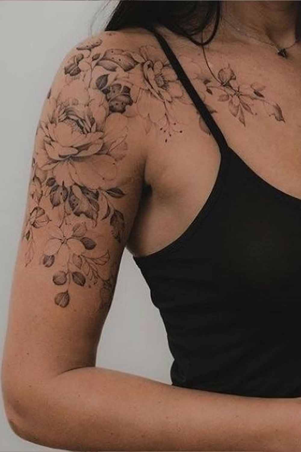 tatuaje en hombro de mujer 86