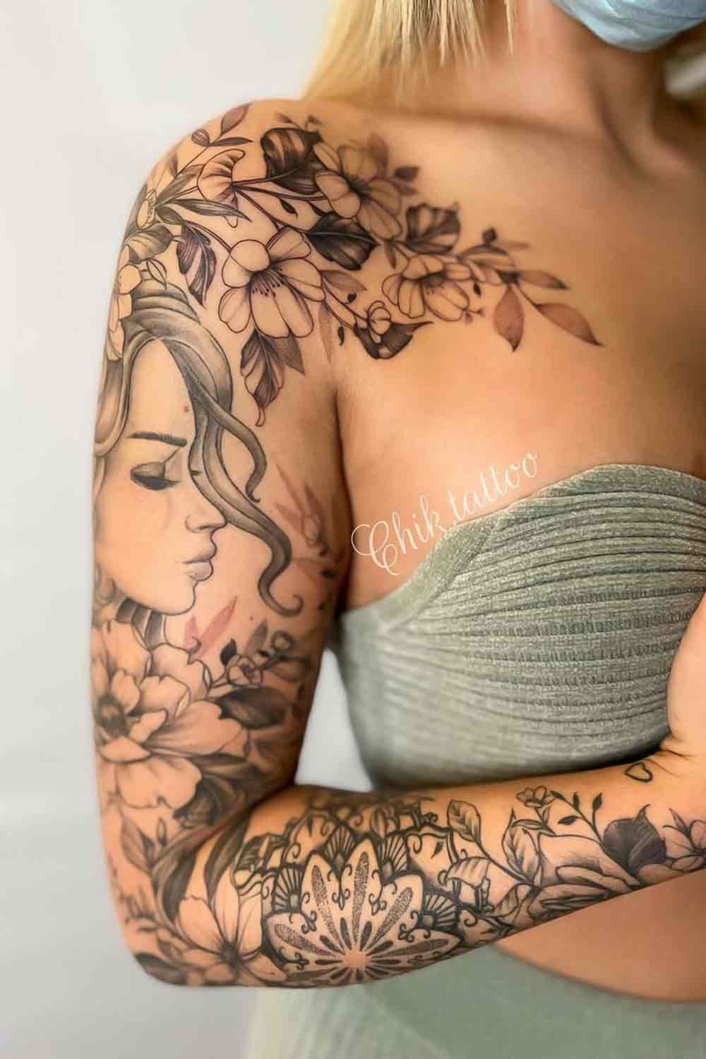 tatuaje en hombro de mujer 90