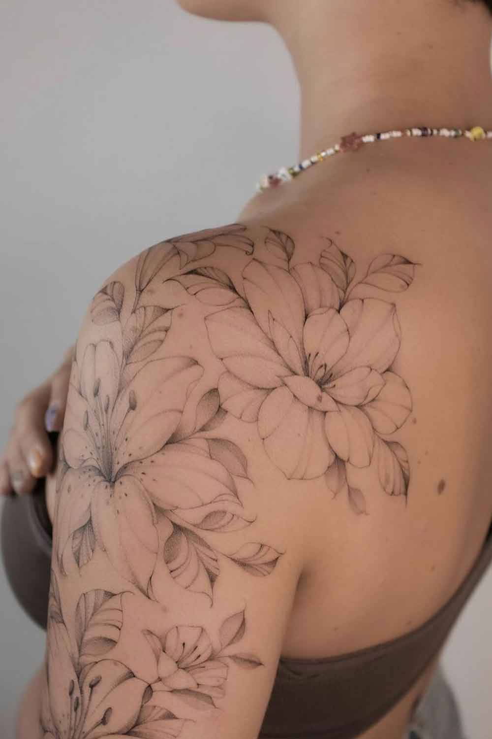 tatuaje en hombro de mujer 91