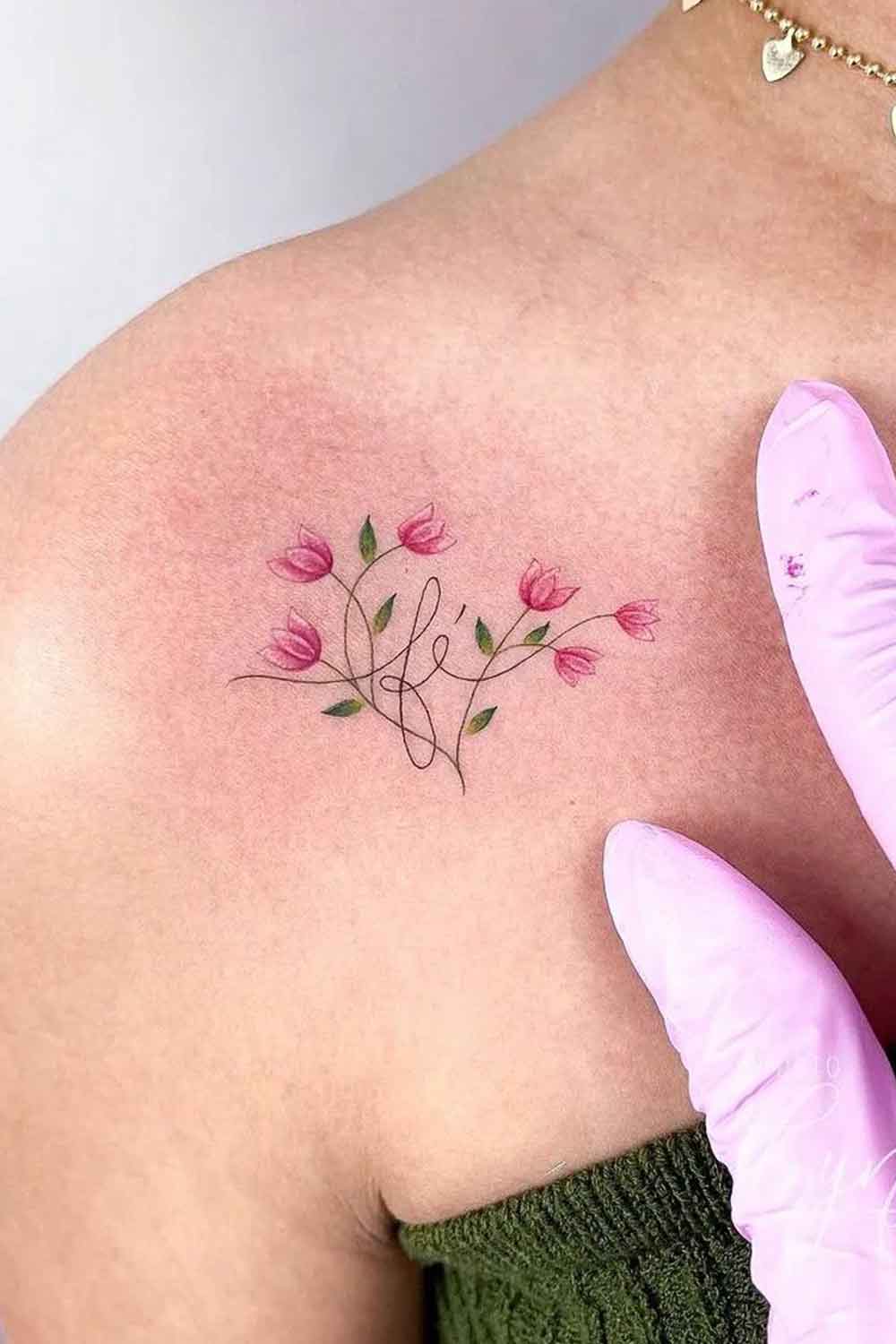 tatuaje en hombro de mujer 93