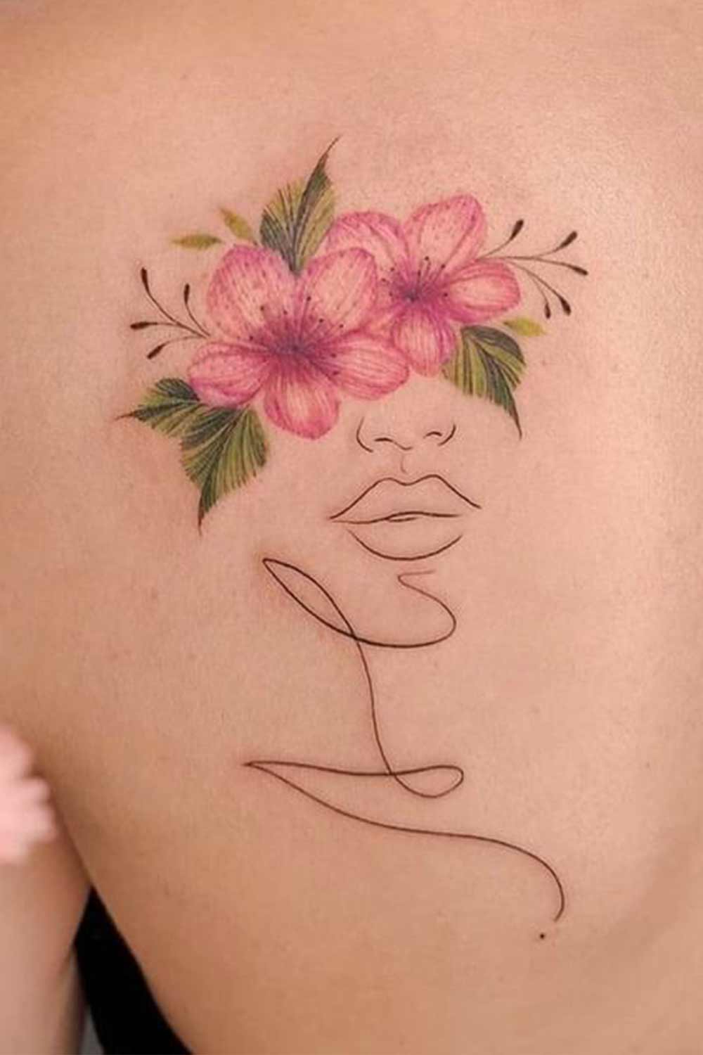 tatuaje en hombro de mujer 94