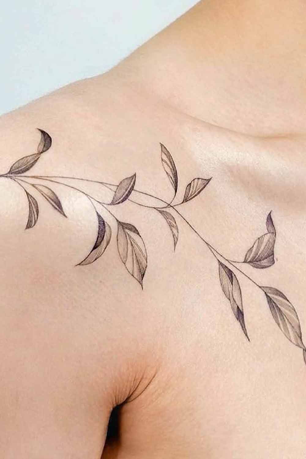 tatuaje en hombro de mujer 97
