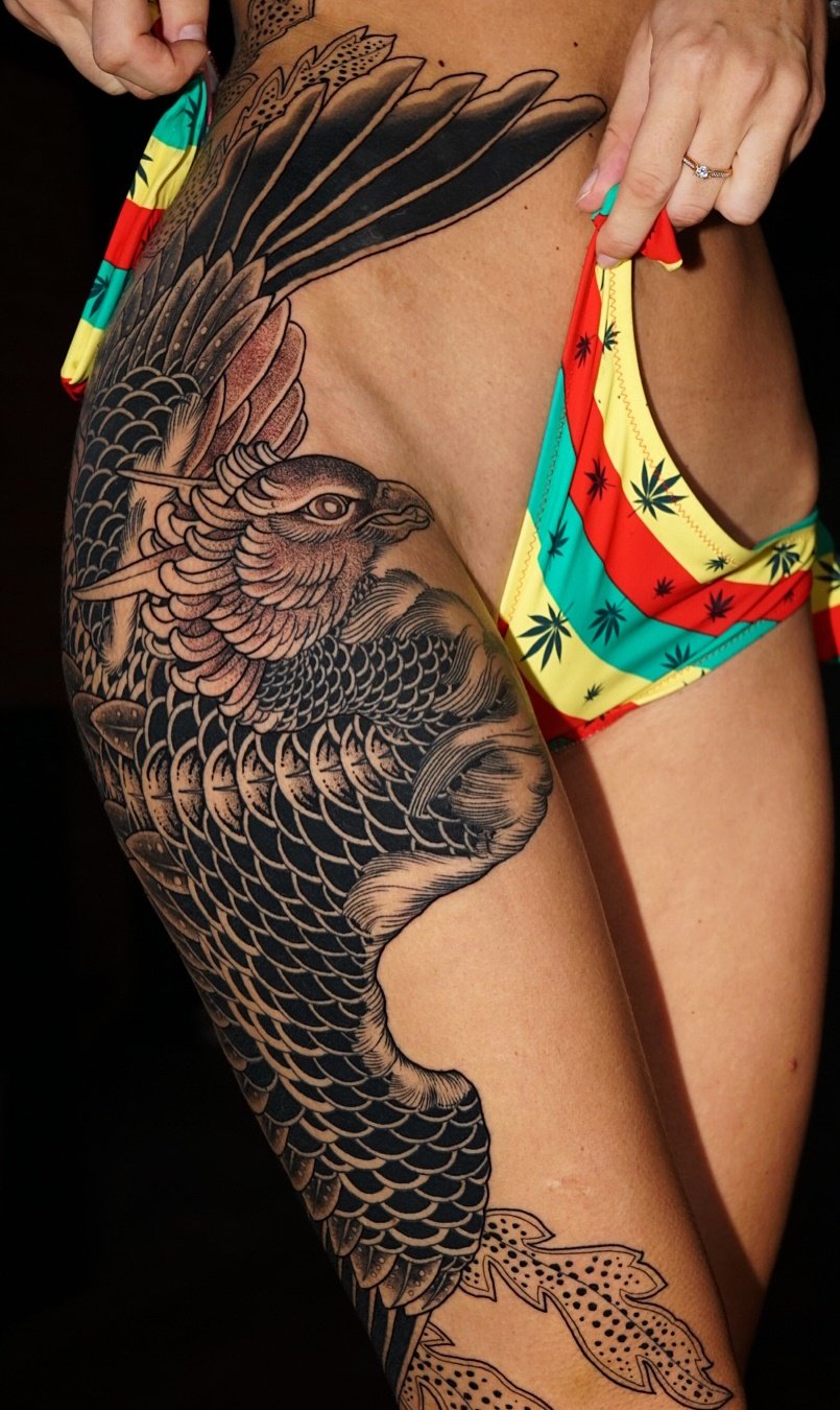 tatuaje en muslo de mujer 09
