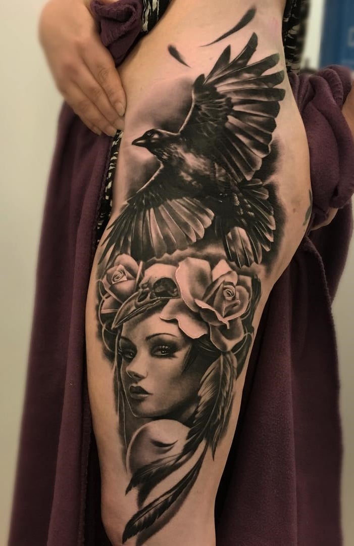 tatuaje en muslo de mujer 15