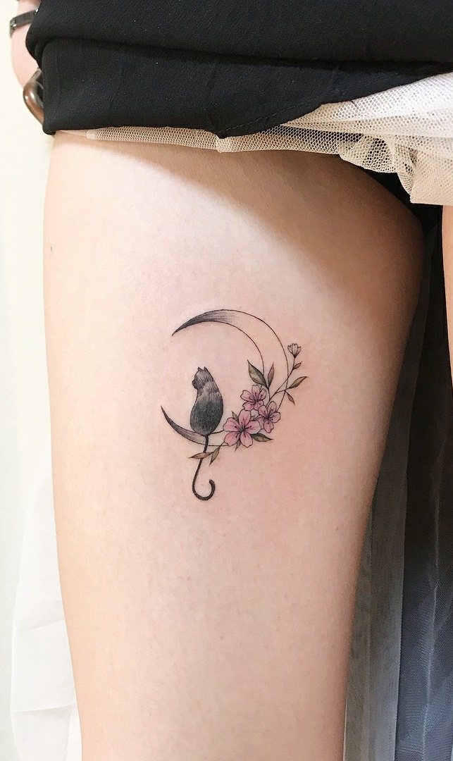 tatuaje en muslo de mujer 18