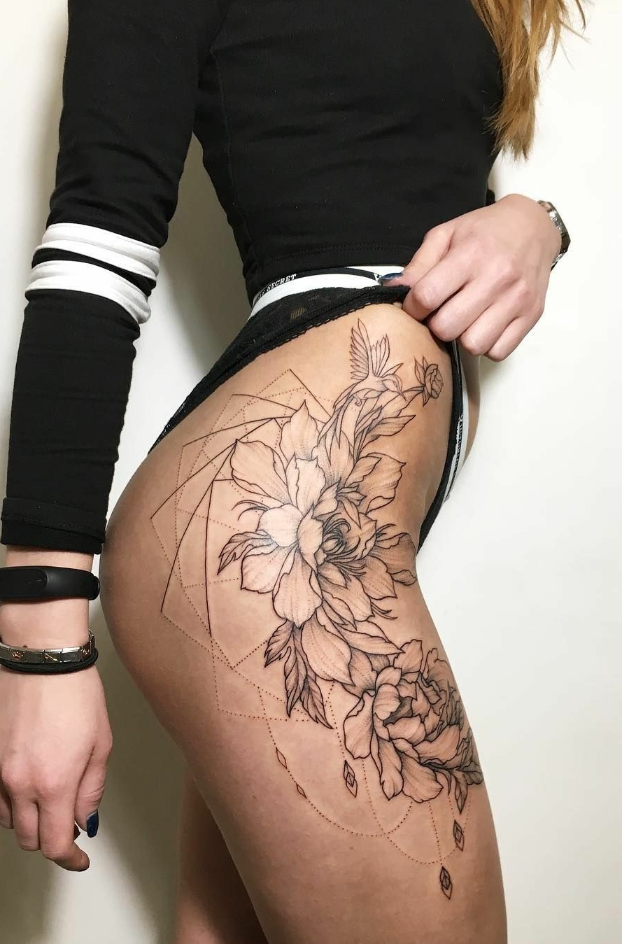 tatuaje en muslo de mujer 32
