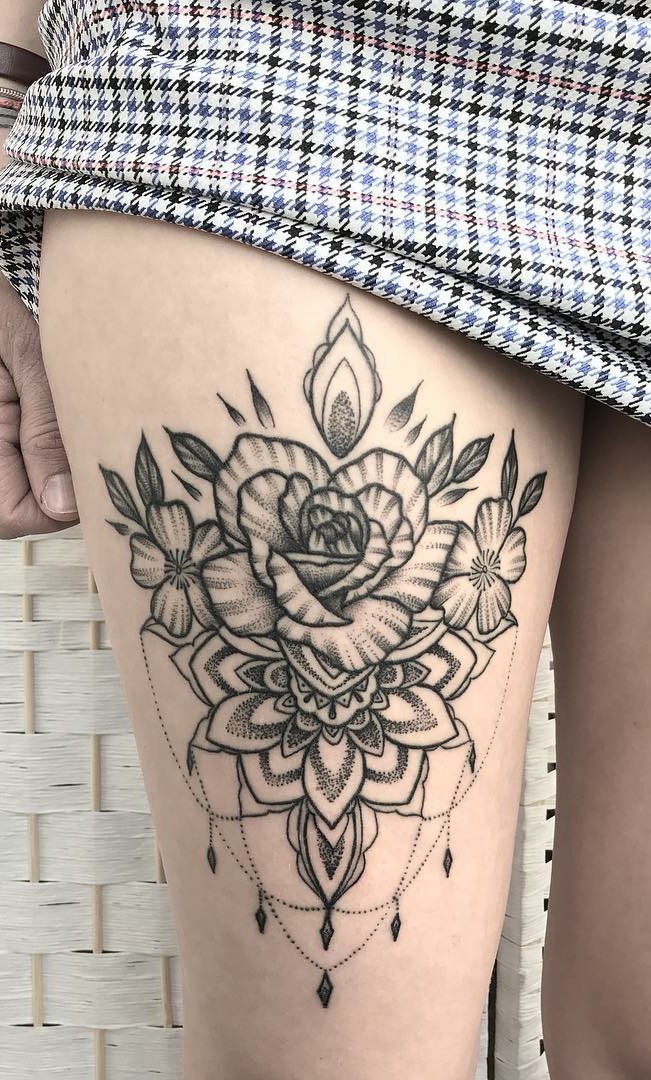 tatuaje en muslo de mujer 39