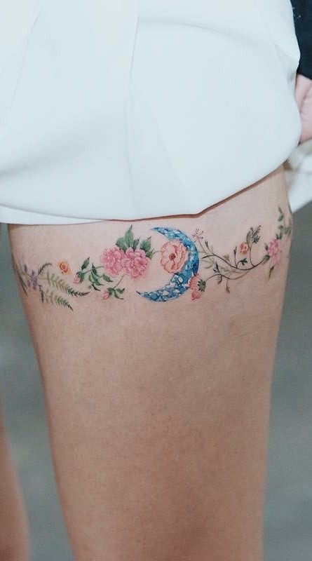 tatuaje en muslo de mujer 46