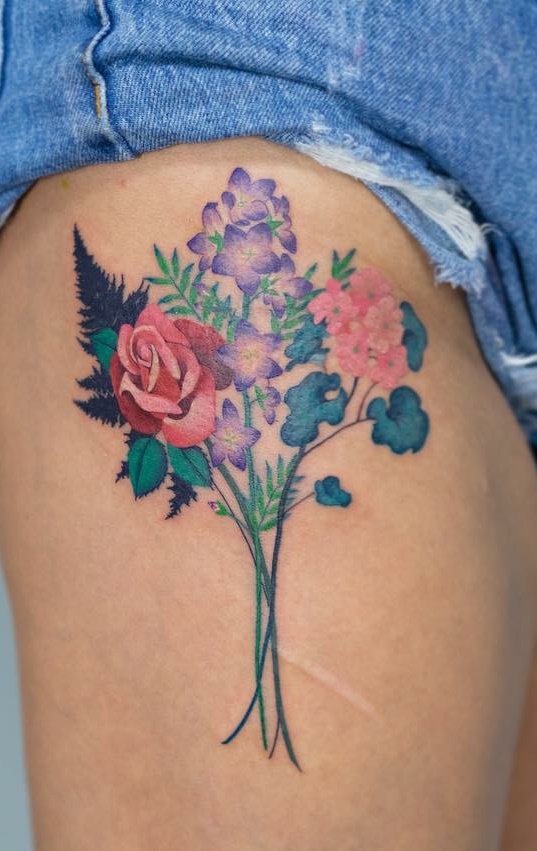 tatuaje en muslo de mujer 52