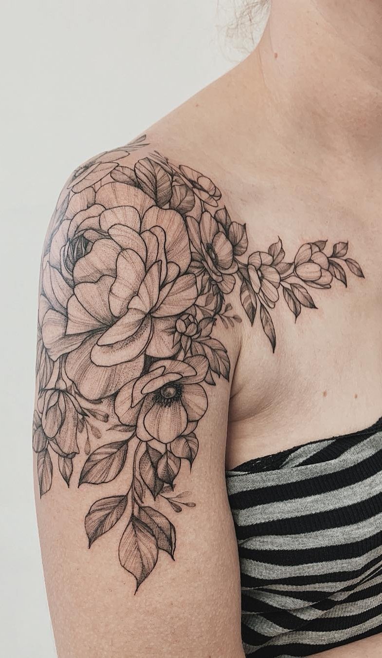 tatuaje femenino en el hombro 19