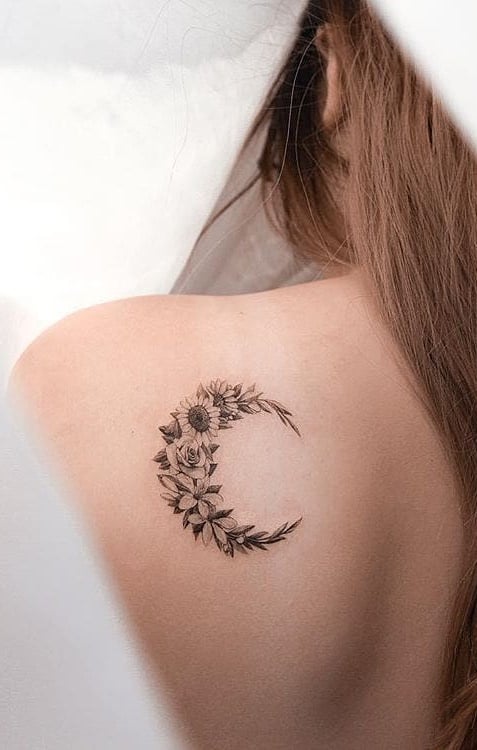 tatuaje femenino en el hombro 81