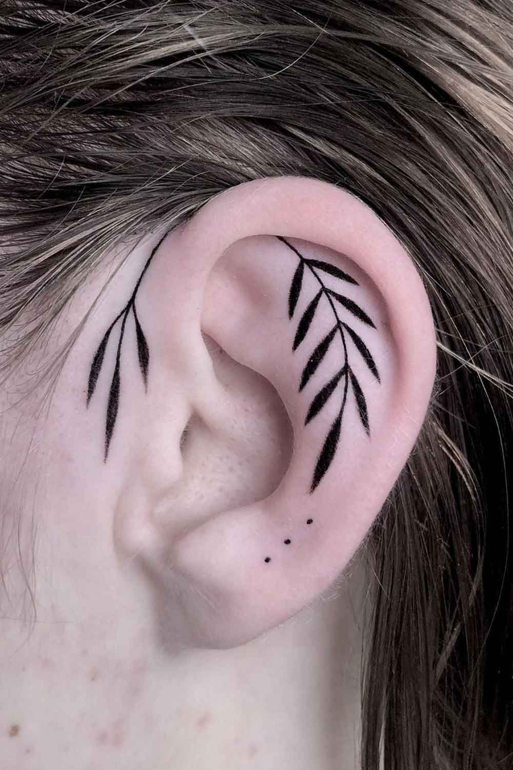 tatuaje femenino en oreja 01