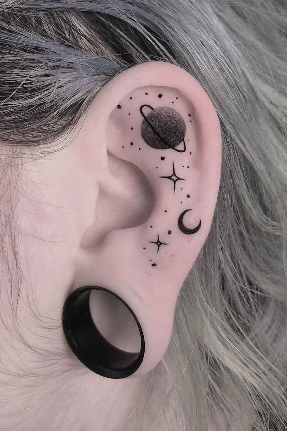 tatuaje femenino en oreja 02