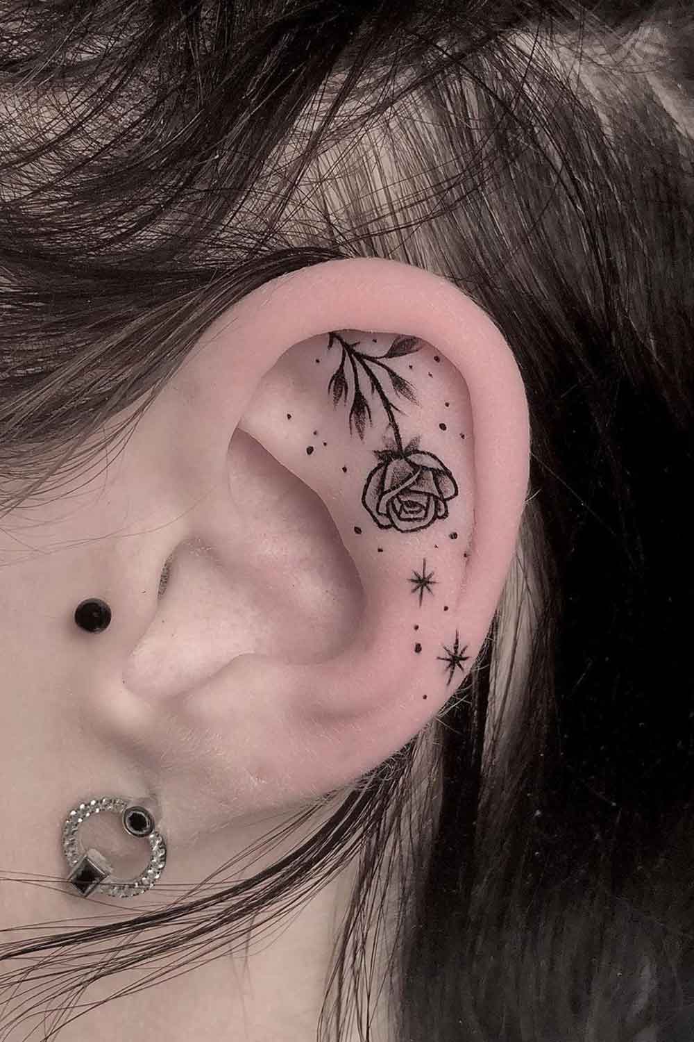 tatuaje femenino en oreja 03