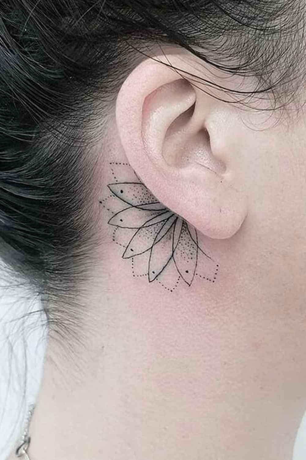 tatuaje femenino en oreja 04