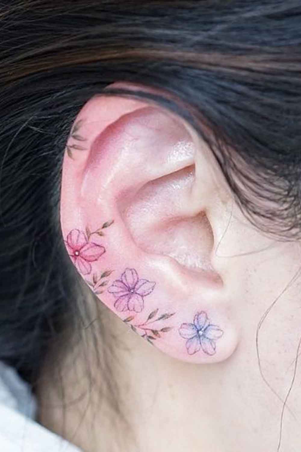 tatuaje femenino en oreja 05
