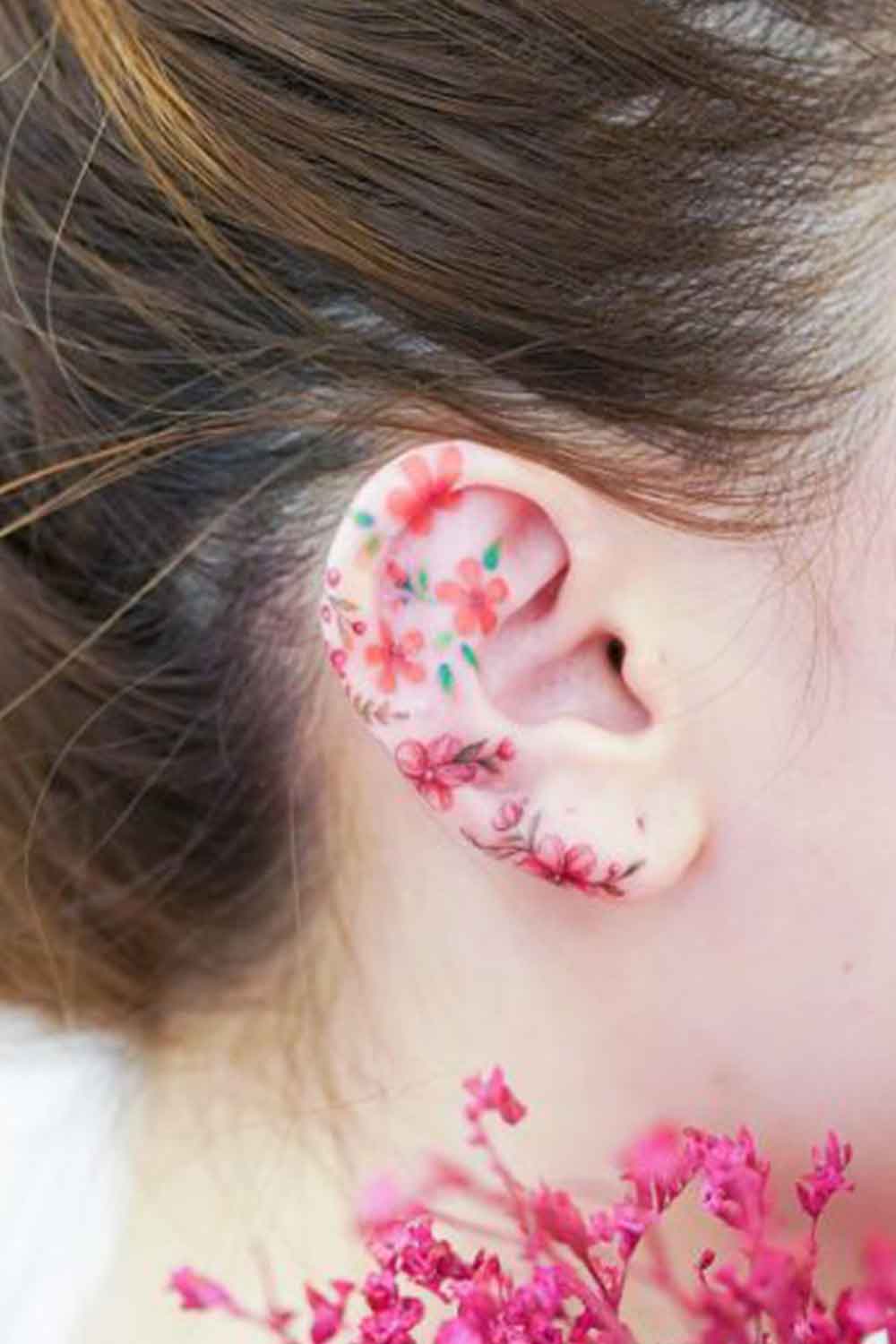 tatuaje femenino en oreja 06