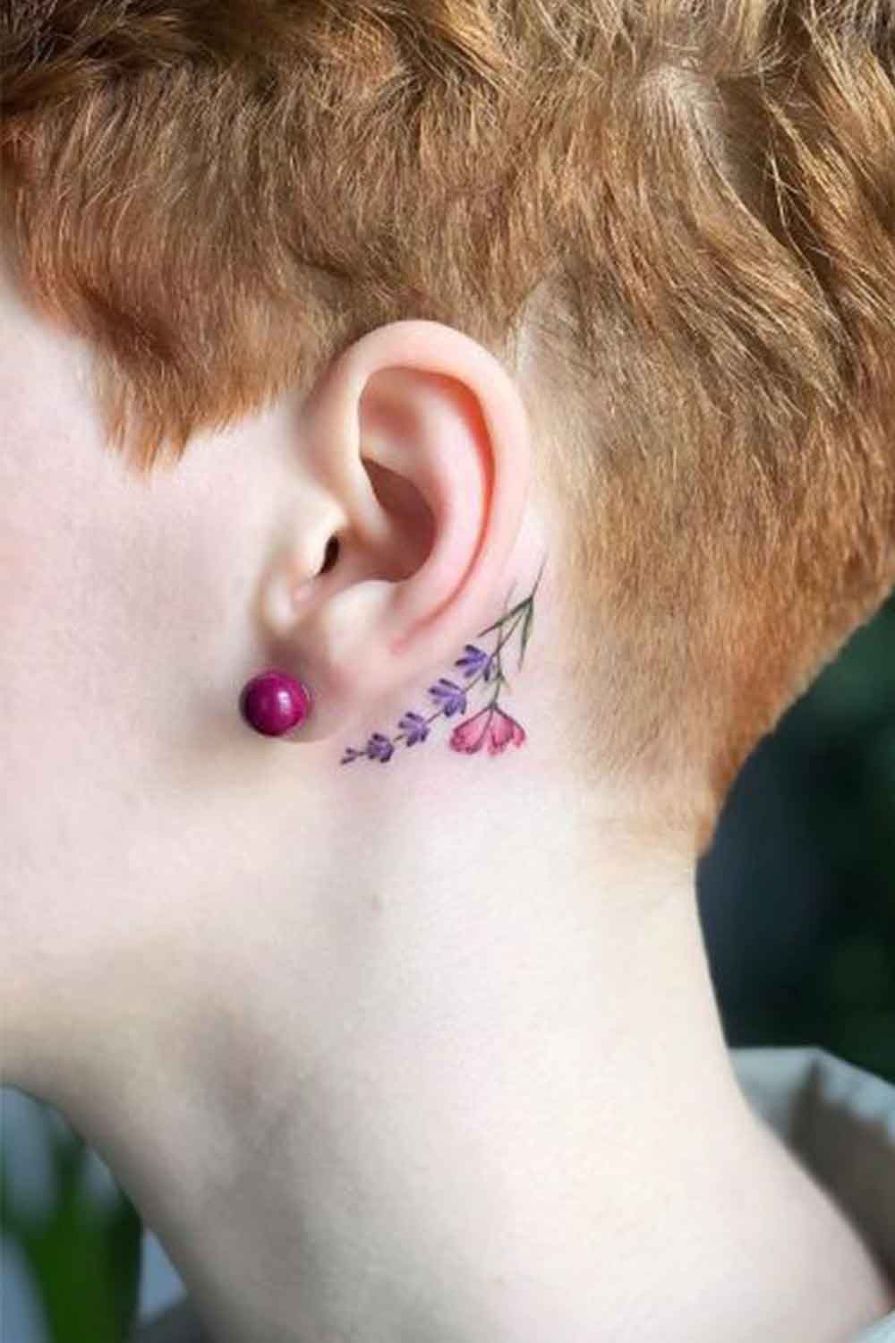 tatuaje femenino en oreja 07