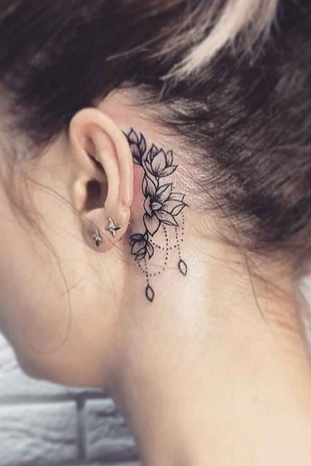 tatuaje femenino en oreja 08